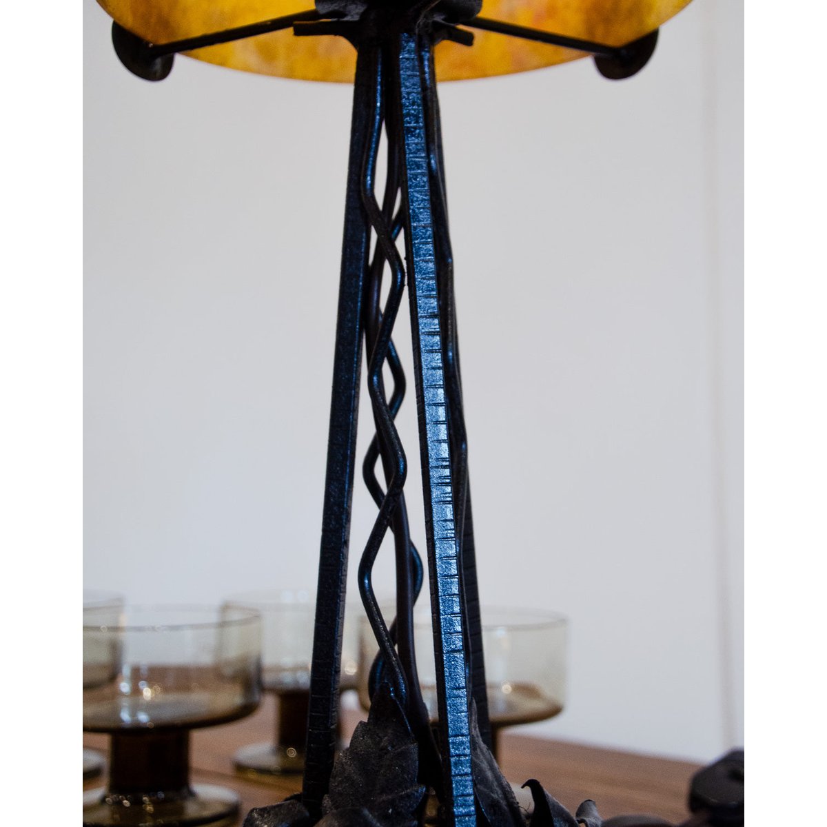 Lampe Daum en fer forgé et pâte de verre Julia N°930 - Bon état noir, DEBONGOUT