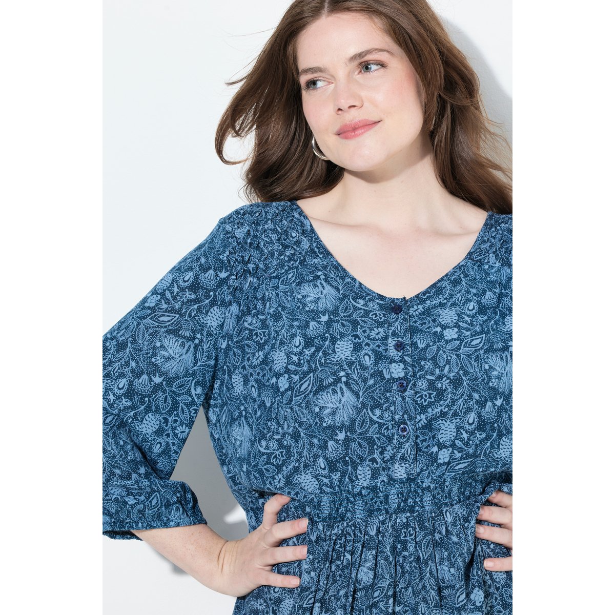 Robe à fleurs, décolleté en V et manches 3/4 bleu encre, ULLA POPKEN
