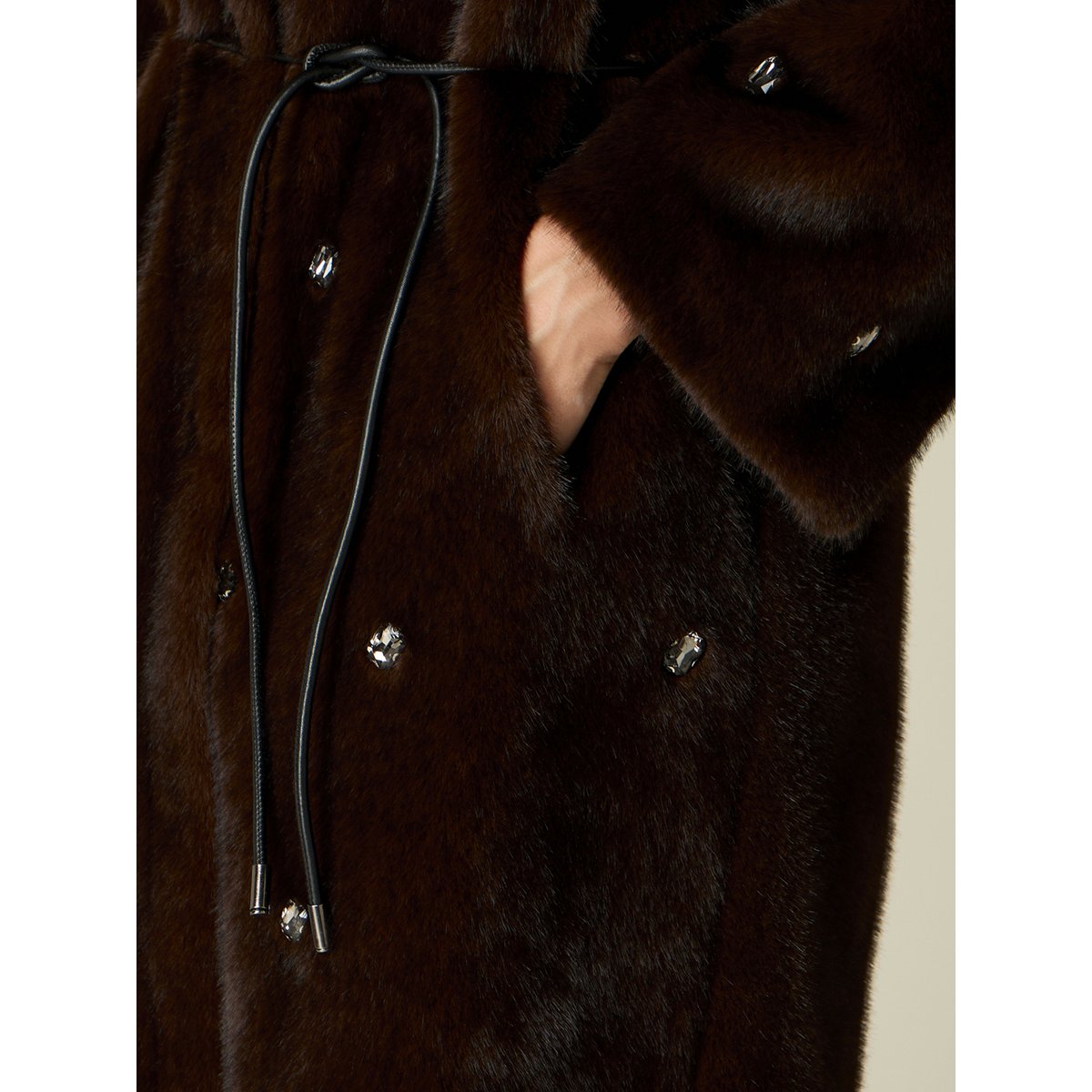 Manteau long avec pierres serties marron, OLTRE