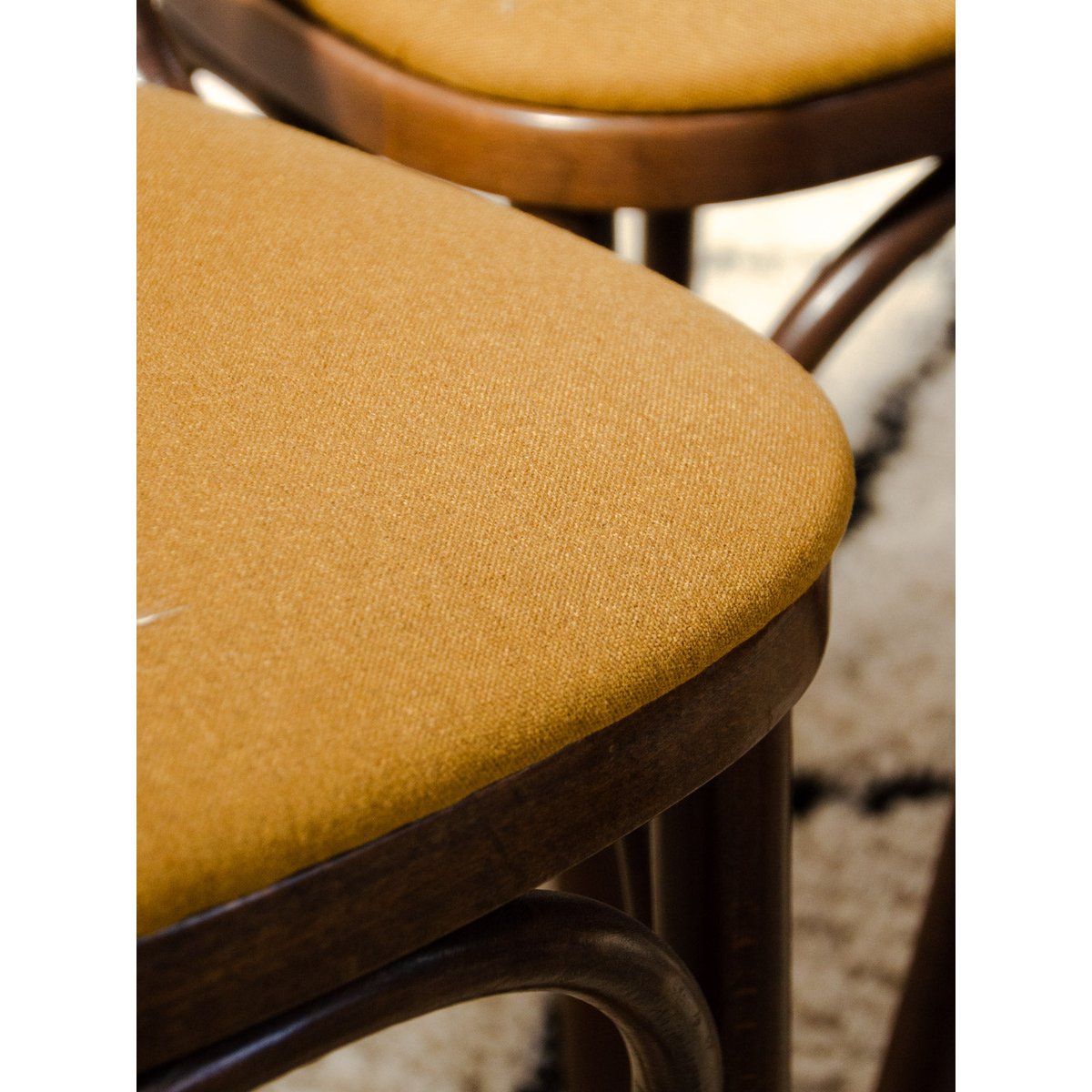 Lot de 4 chaises en hêtre et tissu Claude N°1742 - Bon état bois foncé, DEBONGOUT