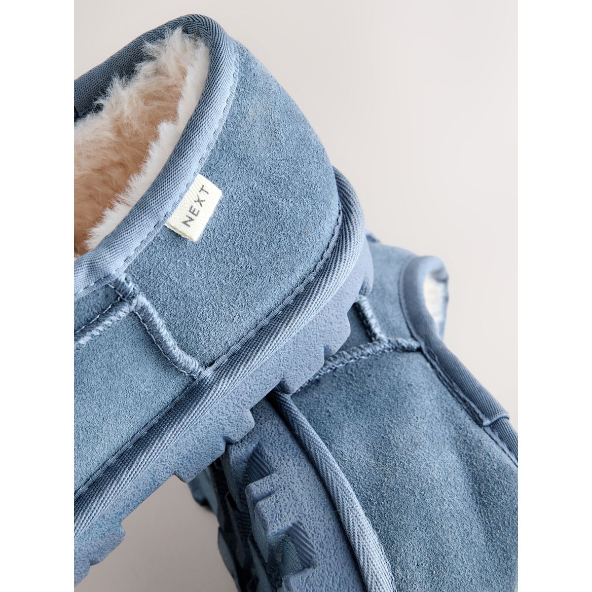 Mini chaussons bottines en daim bleu jean, NEXT