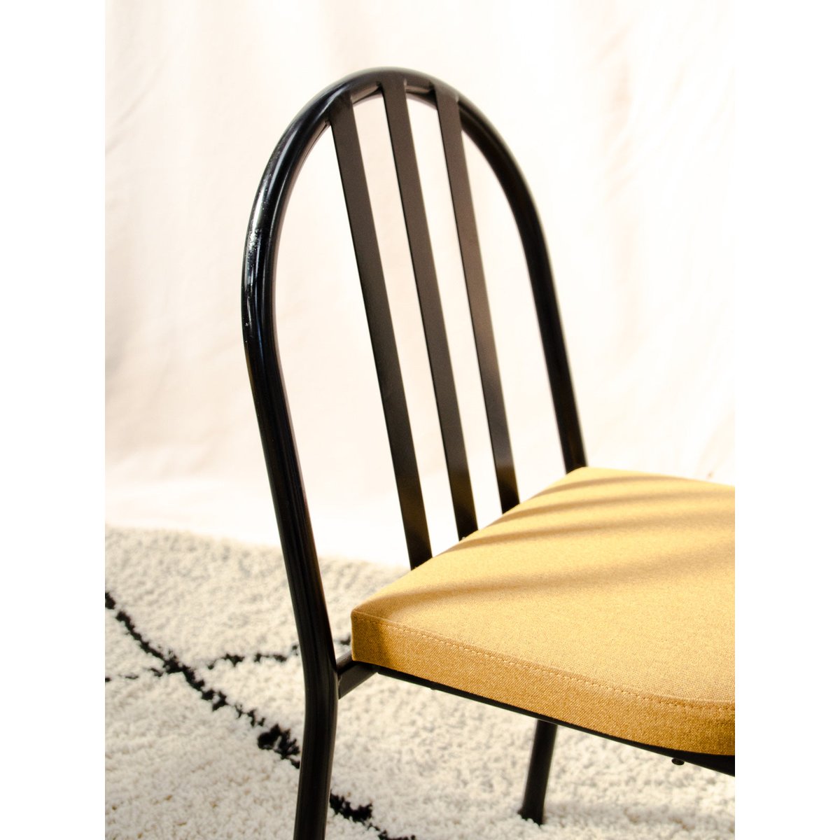 Lot de 4 chaises en métal noir et tissu Alma N°2137 - Bon état noir, DEBONGOUT