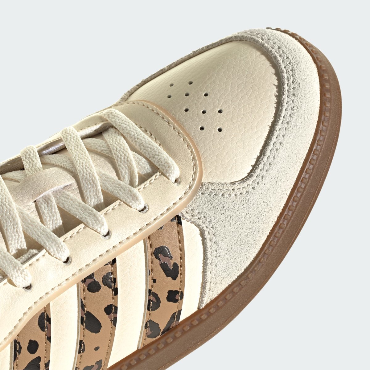 Baskets en cuir BREAKNET SLEEK cream white / cardboard / sand strata, ADIDAS SPORTSWEAR