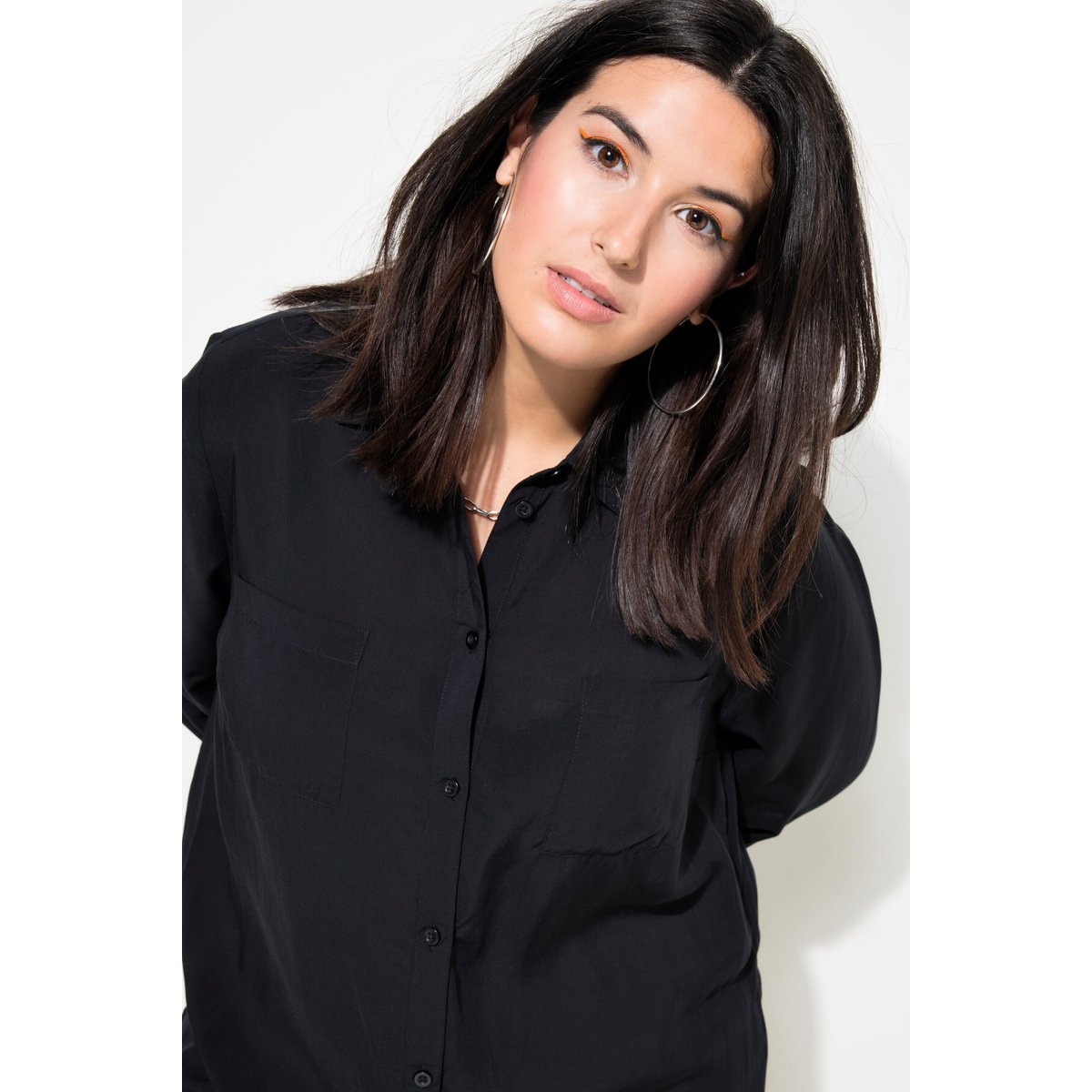 Chemise longue coupe Boxy en modal. Col noir, STUDIO UNTOLD