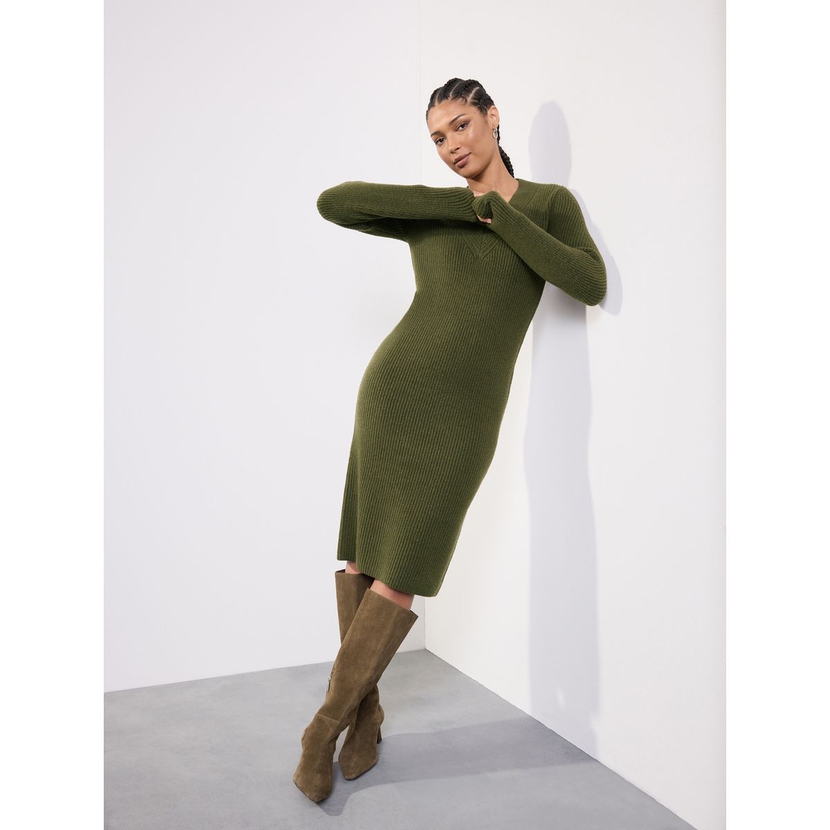 Robe mi-longue ultra-douce à col v avec laine vert kaki, NEXT