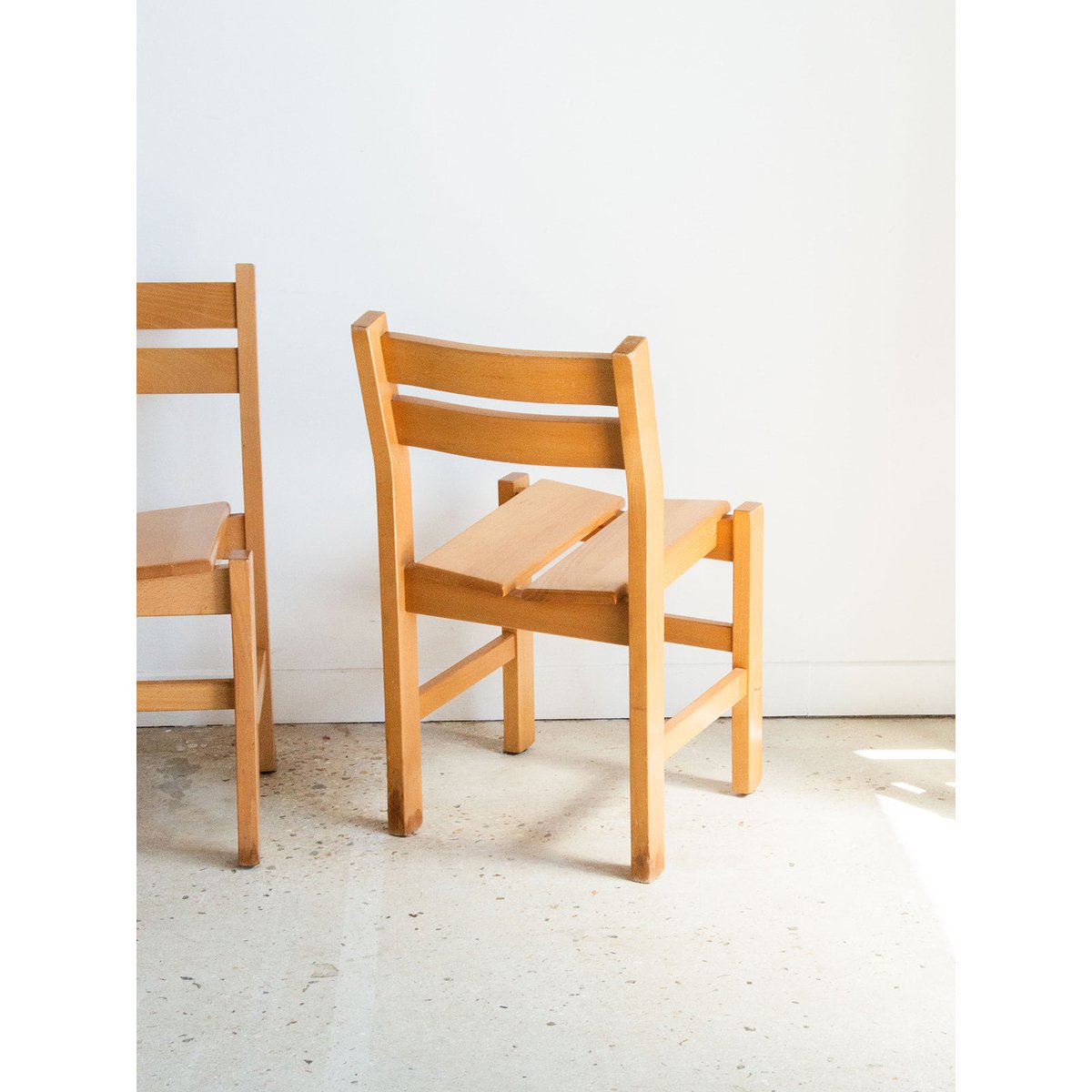 Paire de chaises en pin Alma N°370 - Bon état bois, DEBONGOUT