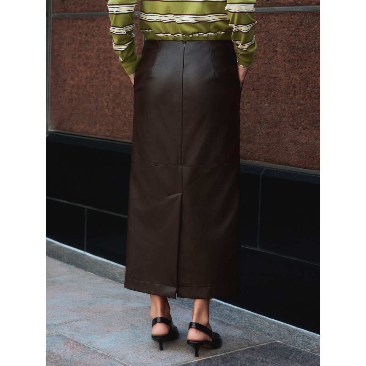 Jupe fourreau mi-longue en similicuir marron chocolat, NEXT