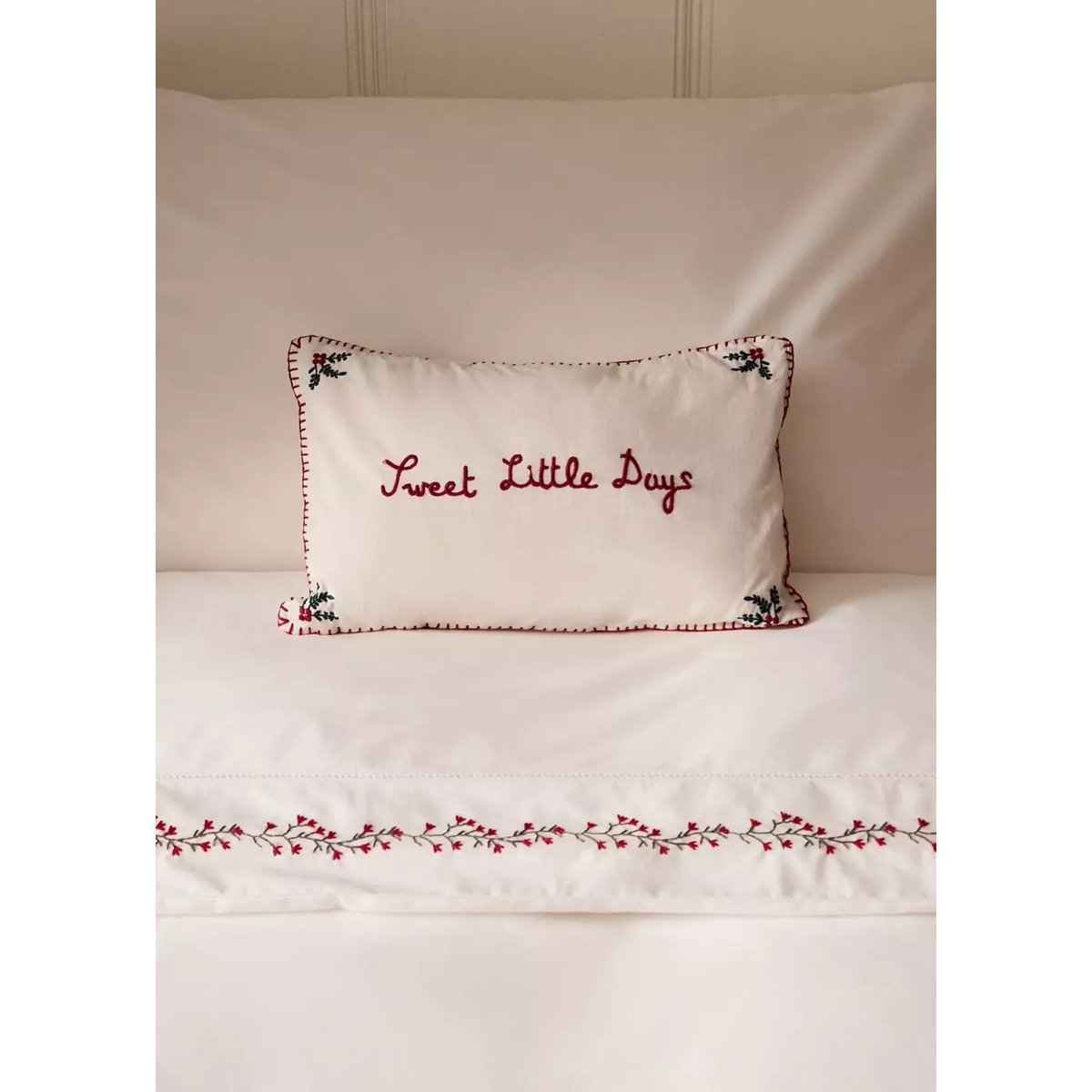 Coussin de Noël brodé 28 x 20 cm rouge, MANGO HOME