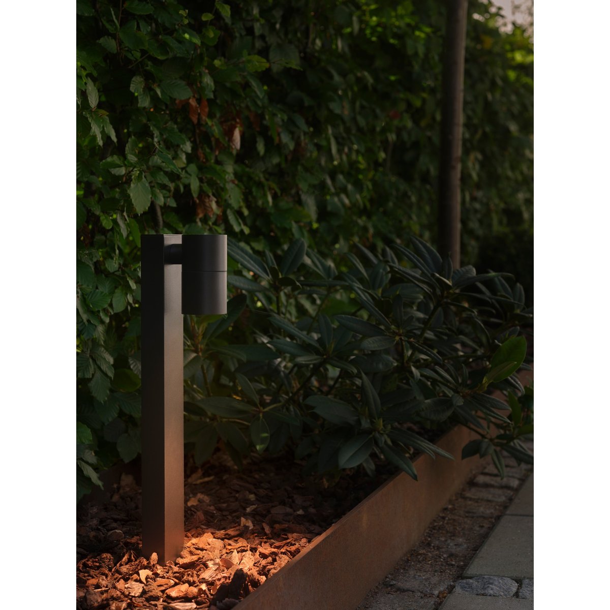Potelet à l'architecture Irrégulier et élégant en aluminium, TIN noir, NORDLUX