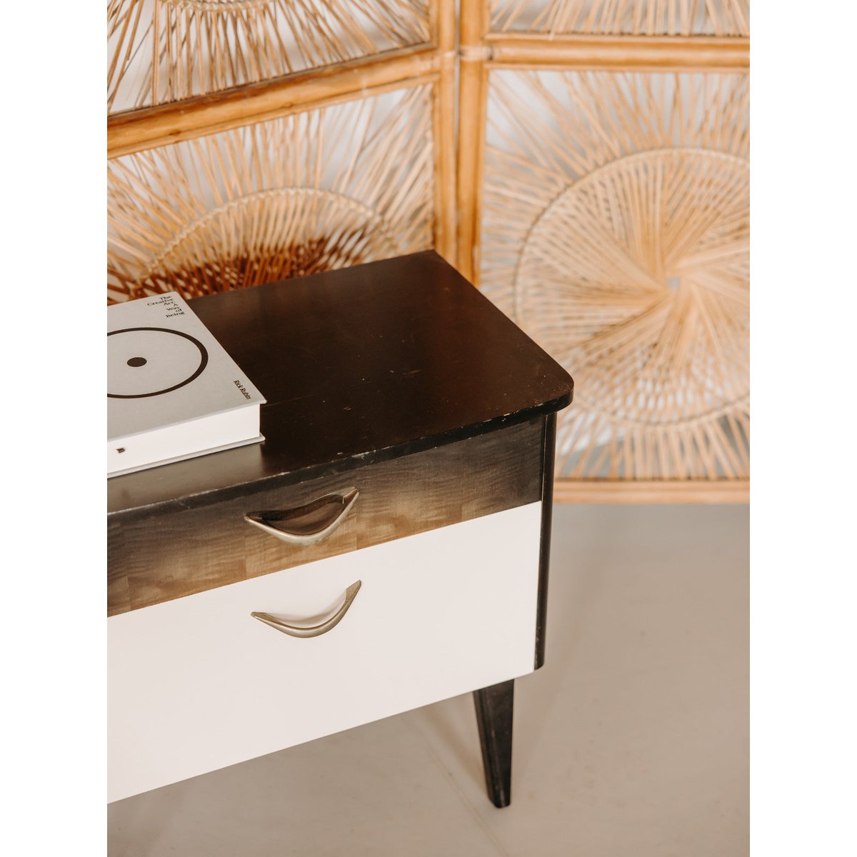 Paire de tables de chevet aux multiples rangements Maïa N°1594 - Bon état bois foncé, DEBONGOUT