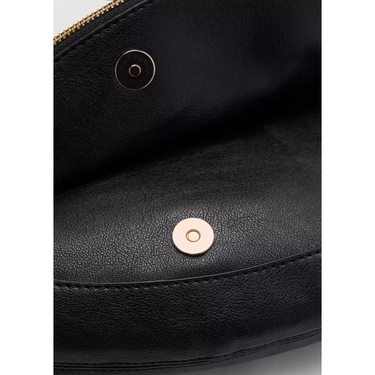 Sac à bandoulière en cuir synthétique, forme semi-circulaire noir, MANGO