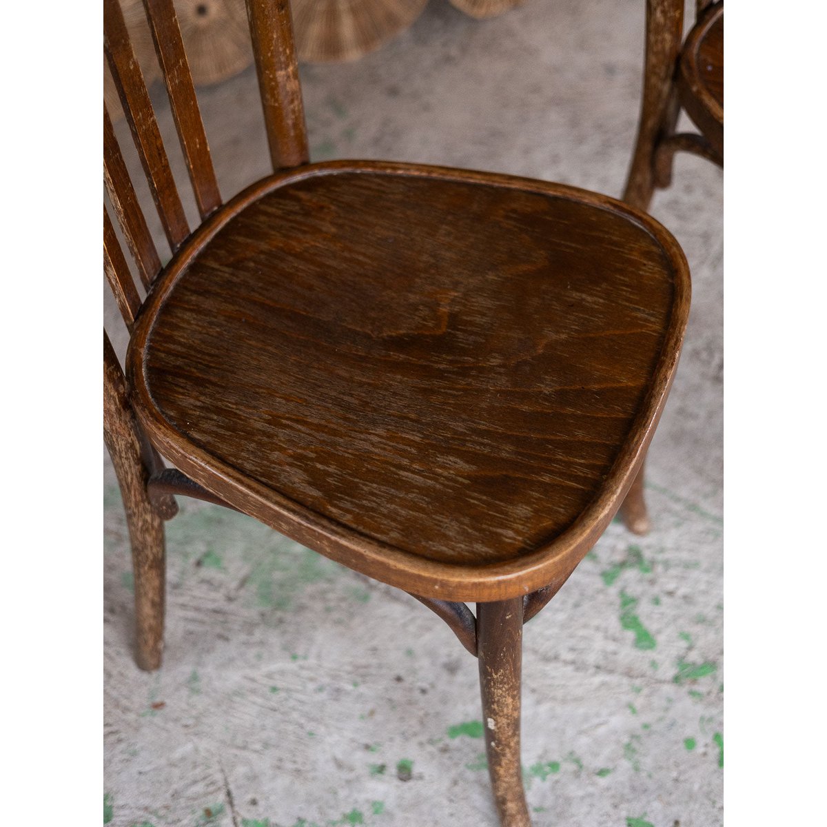Paire de chaises bistrot Alma N°2043 - Bon état bois foncé, DEBONGOUT