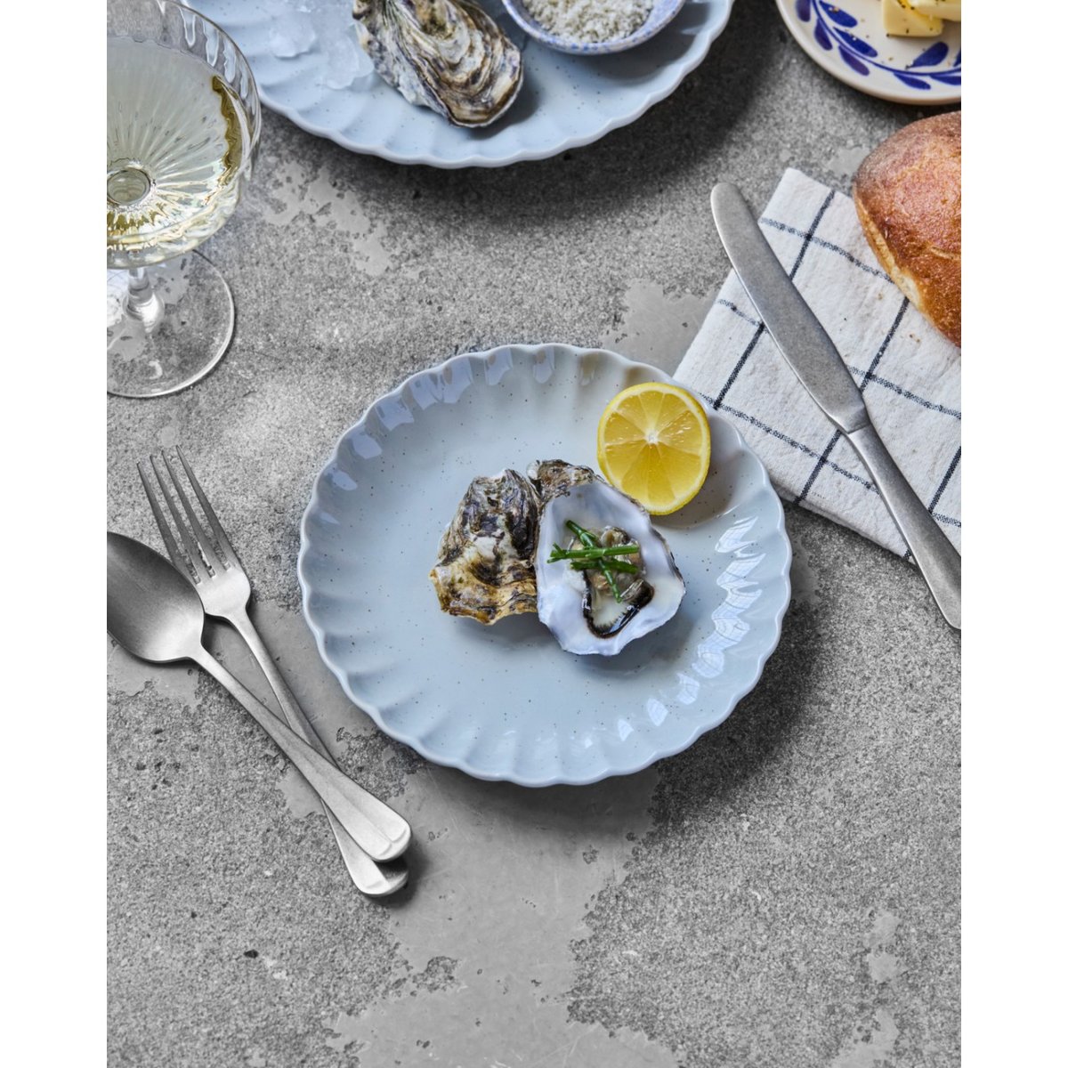 Assiette en grès Scallop dia 20 cm bleu clair, HOUSE DOCTOR