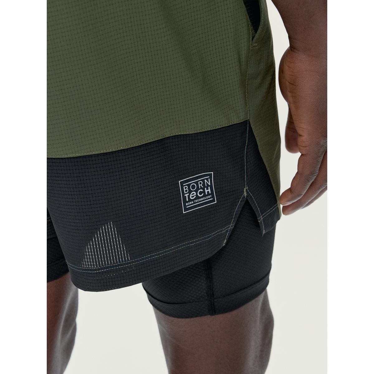 Short de sport homme Strider 2 en 1 avec short intérieur avec poches vert kaki/noir, BORN