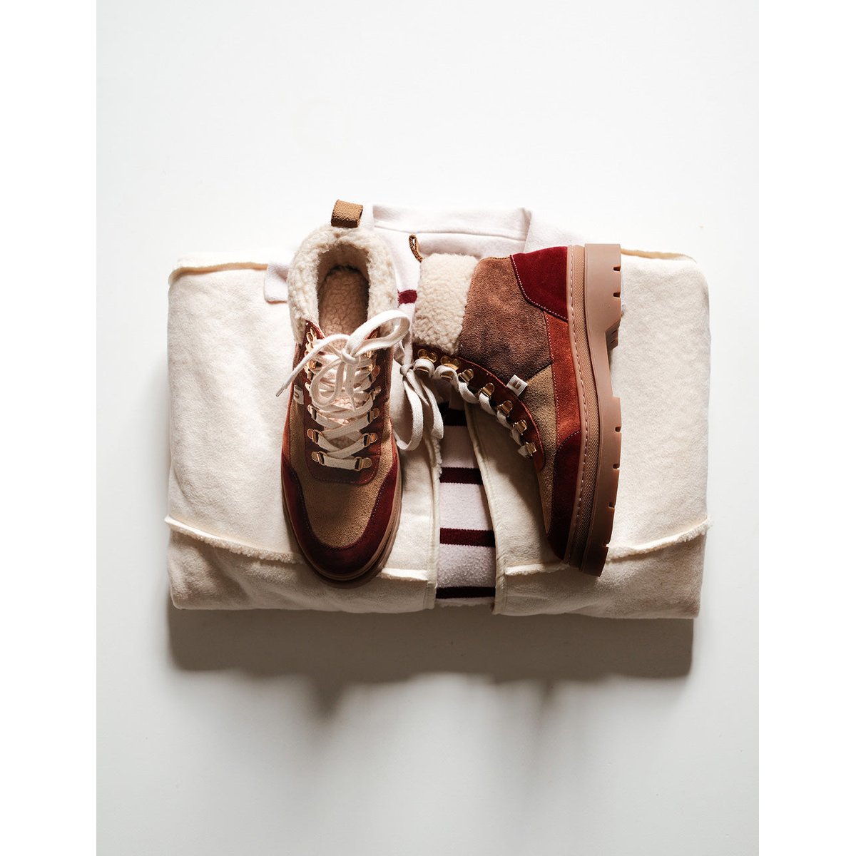 Bottines à lacets JOELLE suède fourré bordeaux beige terracotta, ODAJE