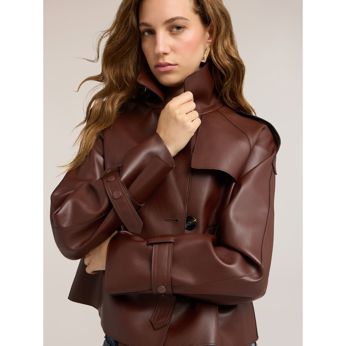 Trench court double boutonnage avec pattes d'épaule marron, MOTIVI
