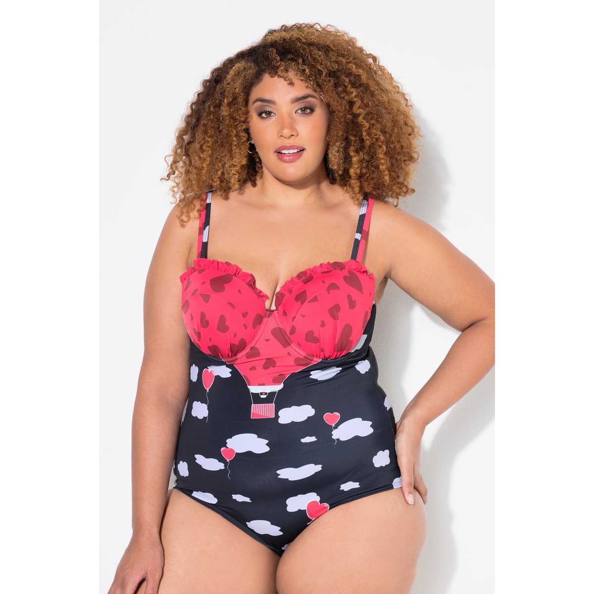 Maillot de bain avec ruchés, imprimé cœurs noir, ULLA POPKEN