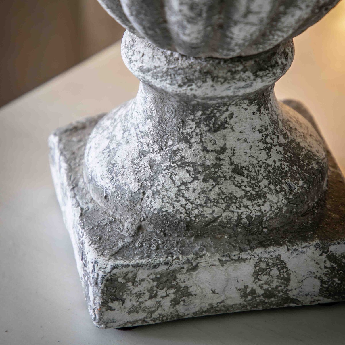 25cm Aged Urn Vase white, ÉDITÉ