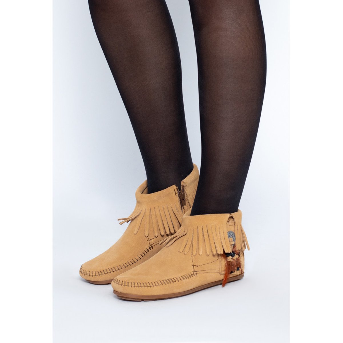 Bottines en daim avec plume CONCHO marron clair, MINNETONKA