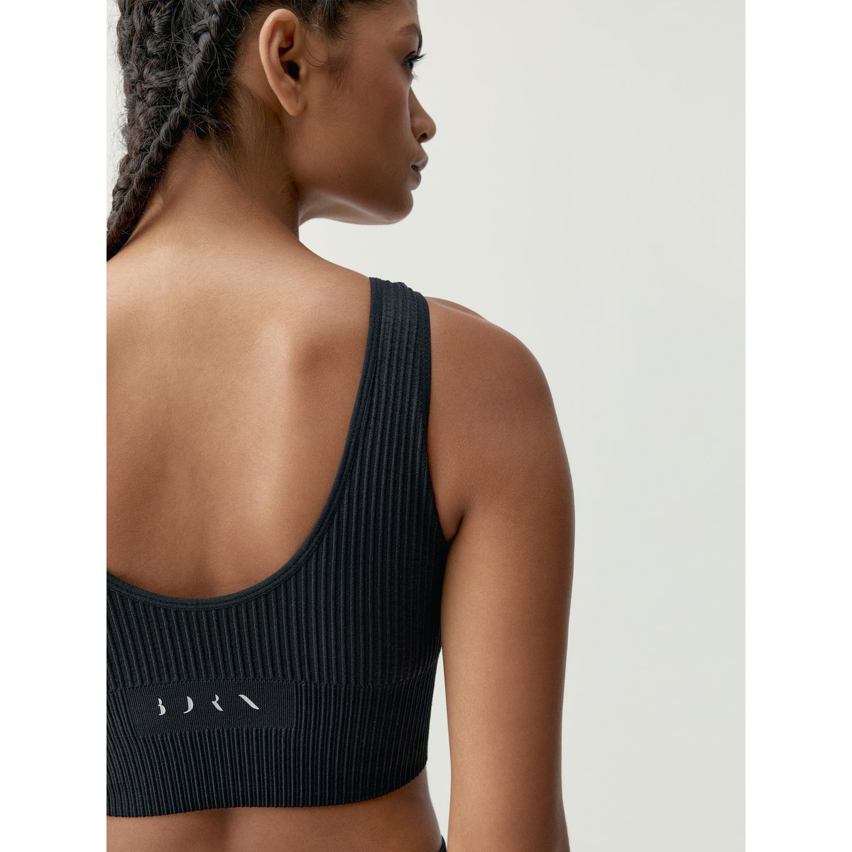 Brassière de sport femme Flow maintien moyen coussinets amovibles noir profond, BORN