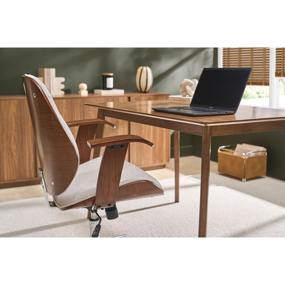 Chaise de bureau à roulettes design en tissu effet velours texturé beige, bois foncé et acier chromé YORKE beige, MILIBOO