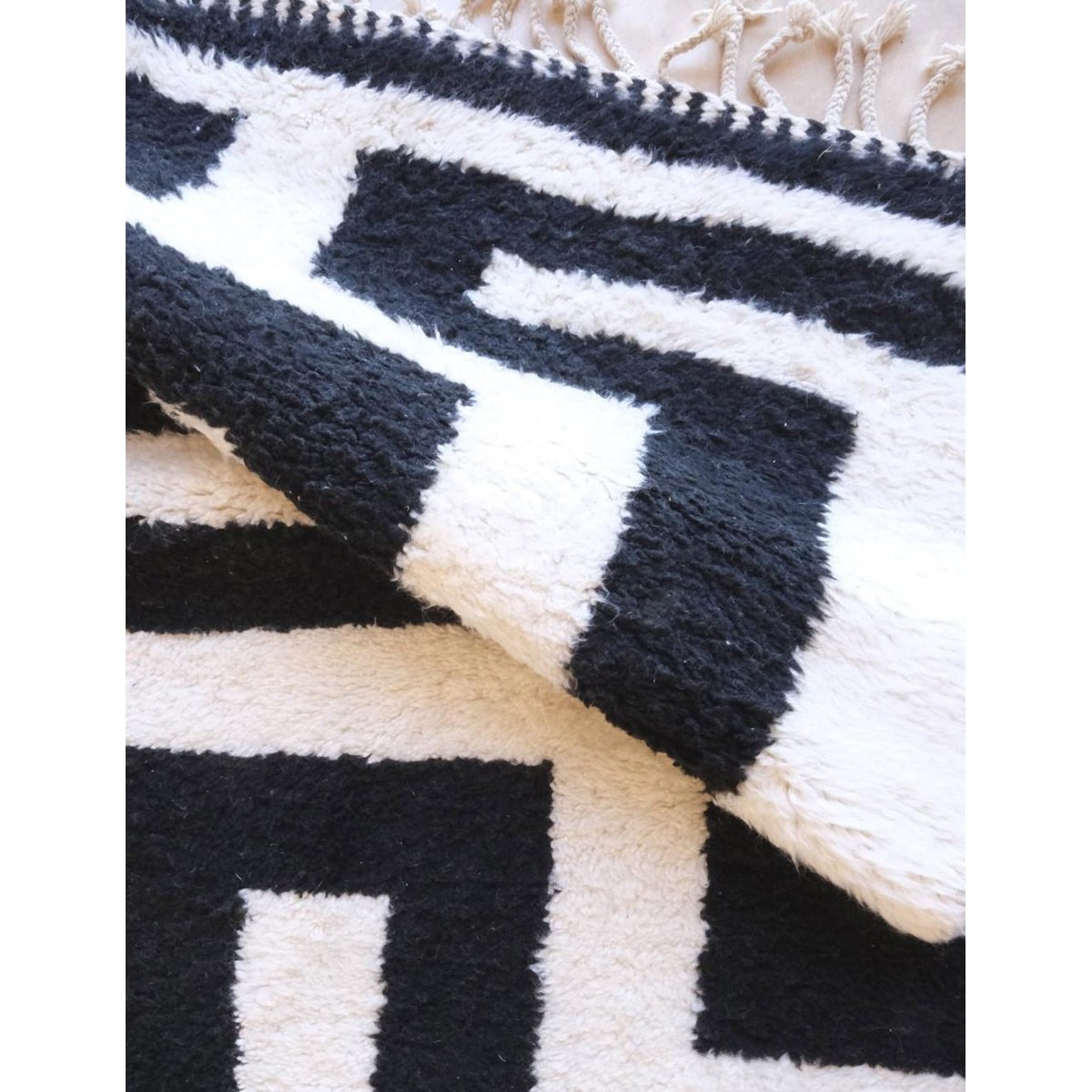 Tapis berbère élégant aux motifs labyrinthes en laine 242 x 347 cm noir intense, AFK LIVING