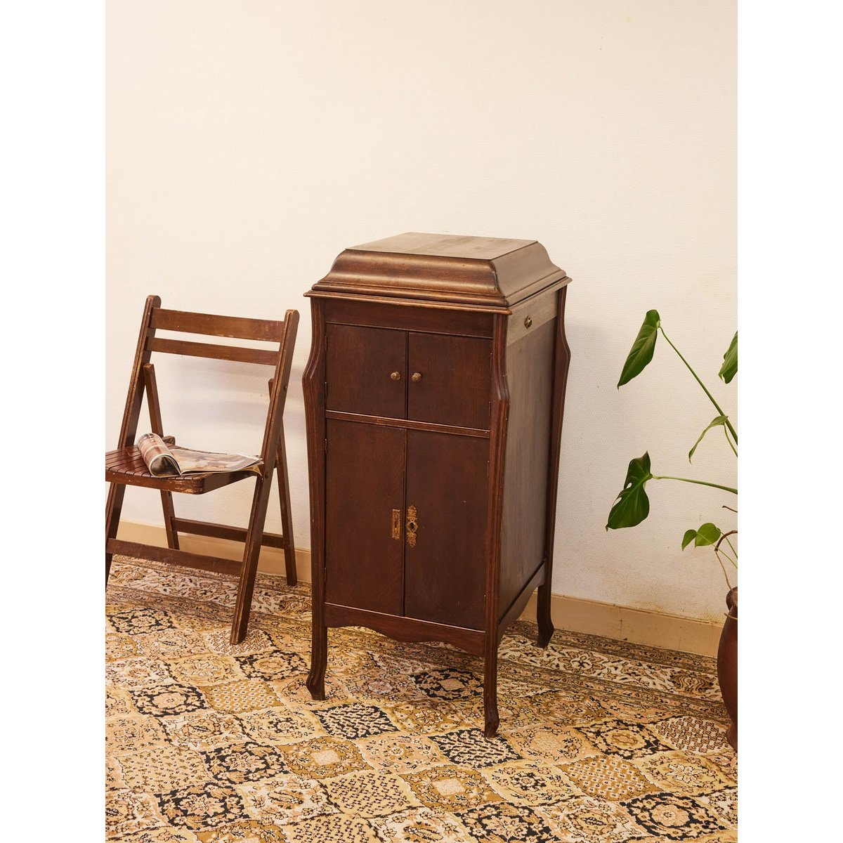 Table d'appoint pour gramophone en bois Francine N°1549 - Bon état bois foncé, DEBONGOUT