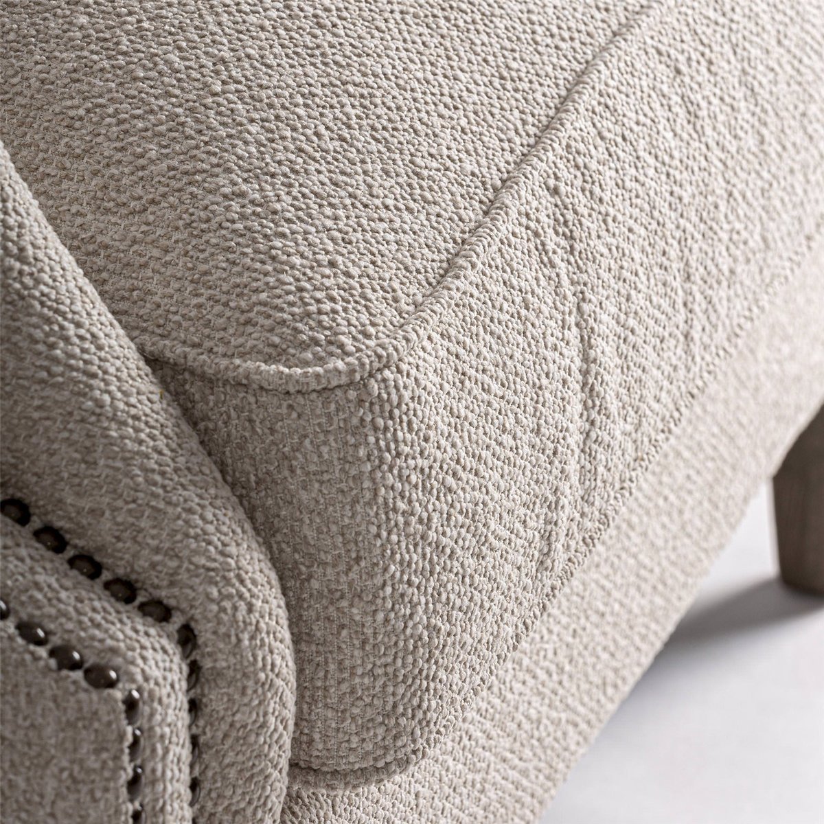 Fauteuil bergère classique en bois crème et bois brun, RECOLLECTION