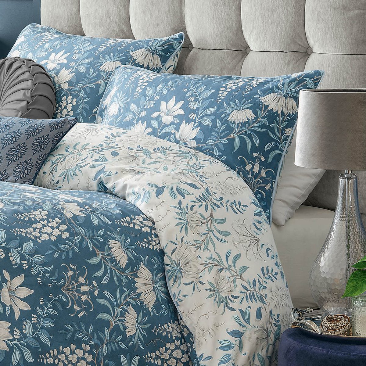 Parure de lit fleurie Parterre Seaspray pour grand lit double bleu, LAURA ASHLEY