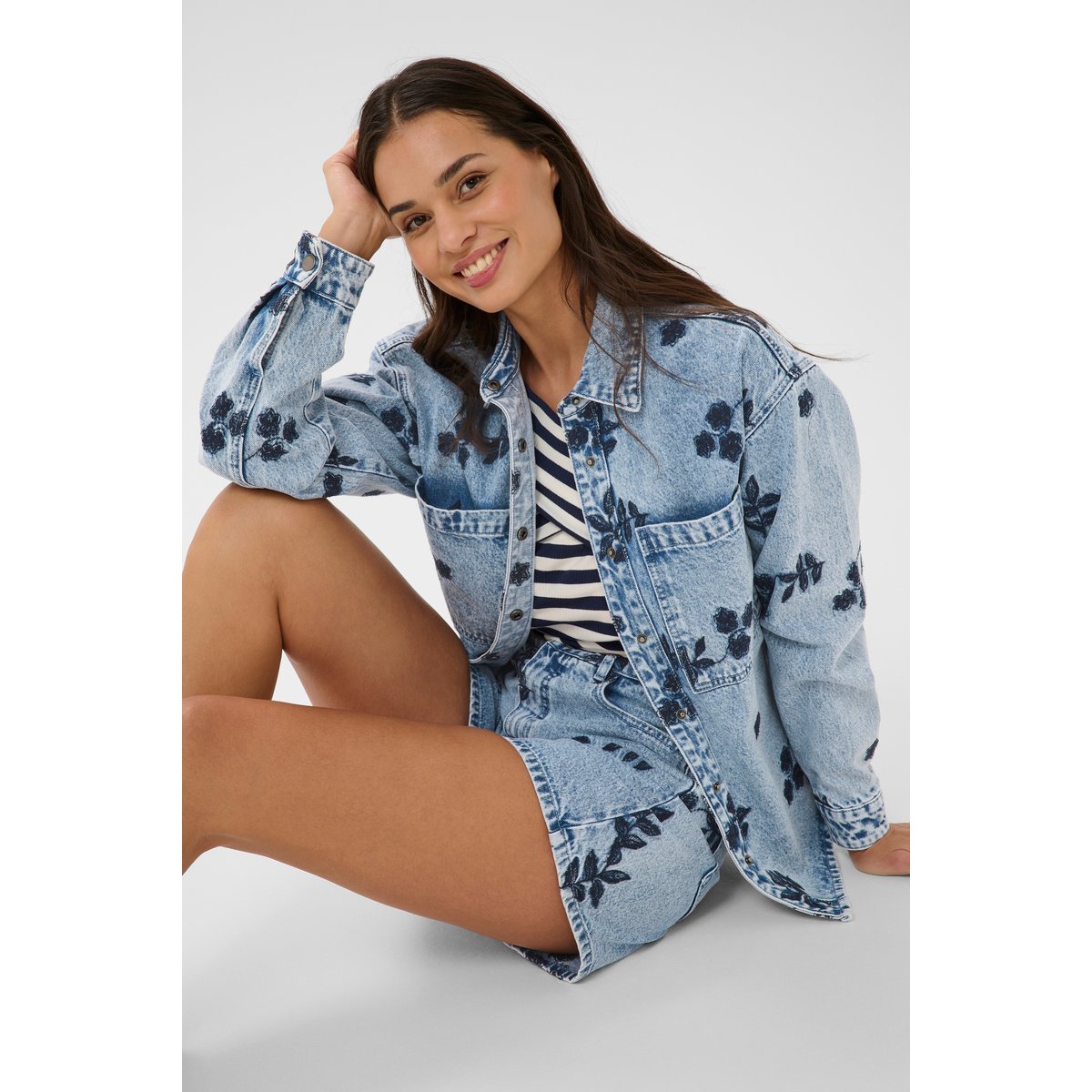 Shorts en jean bleu blue denim w/navy flower emb., KAFFE