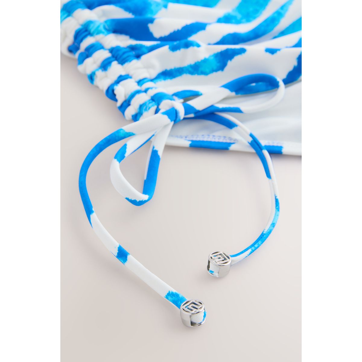 Maillot de bain bandeau gainant et ruché zèbre blanc/bleu, NEXT