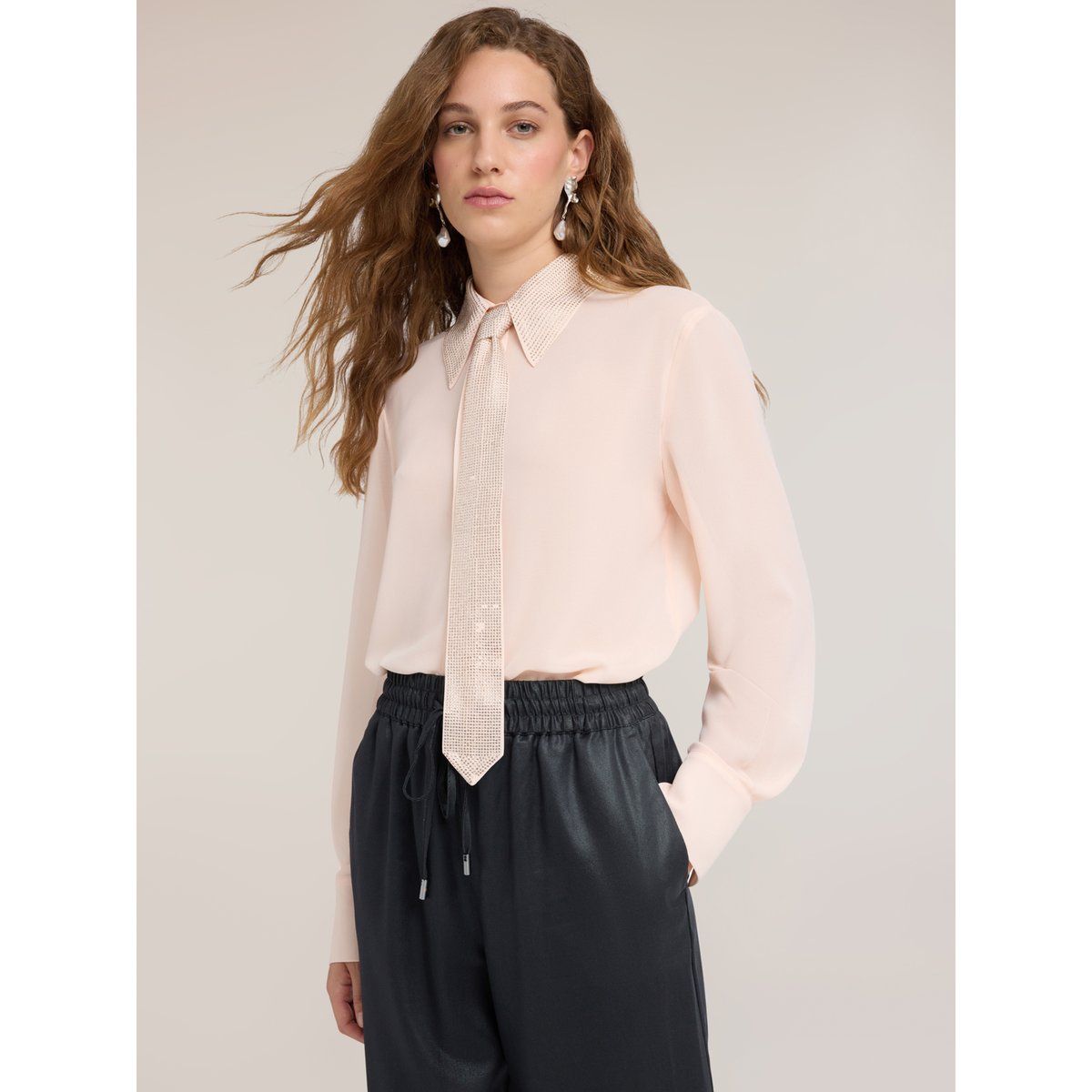 Chemise avec col et cravate en strass rose, MOTIVI