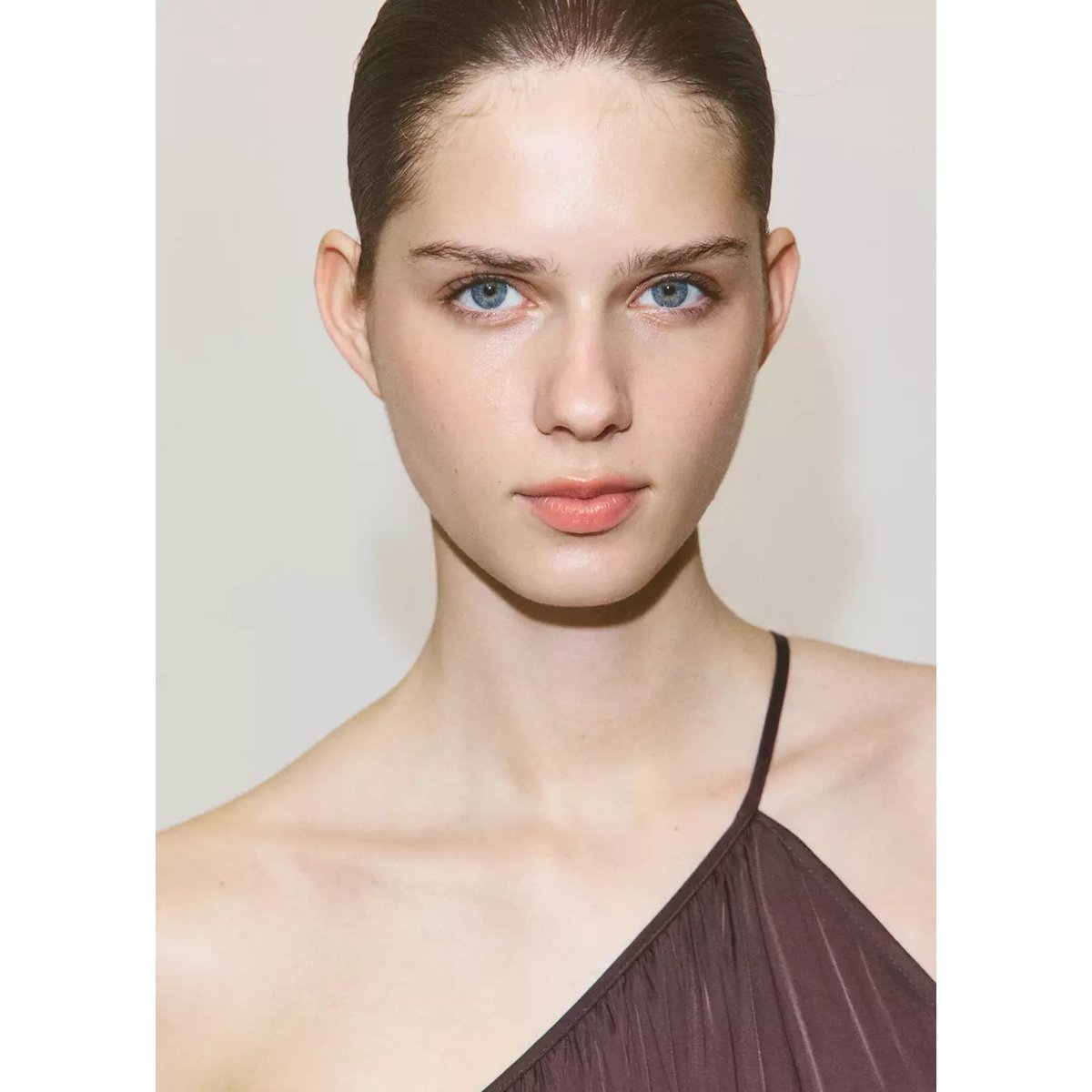 Robe asymétrique froncée grenat, MANGO