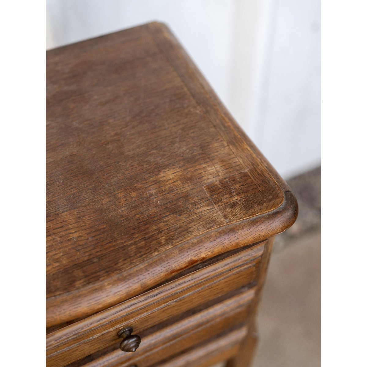 Table de chevet en bois Odile N°1499 - Bon état bois foncé, DEBONGOUT