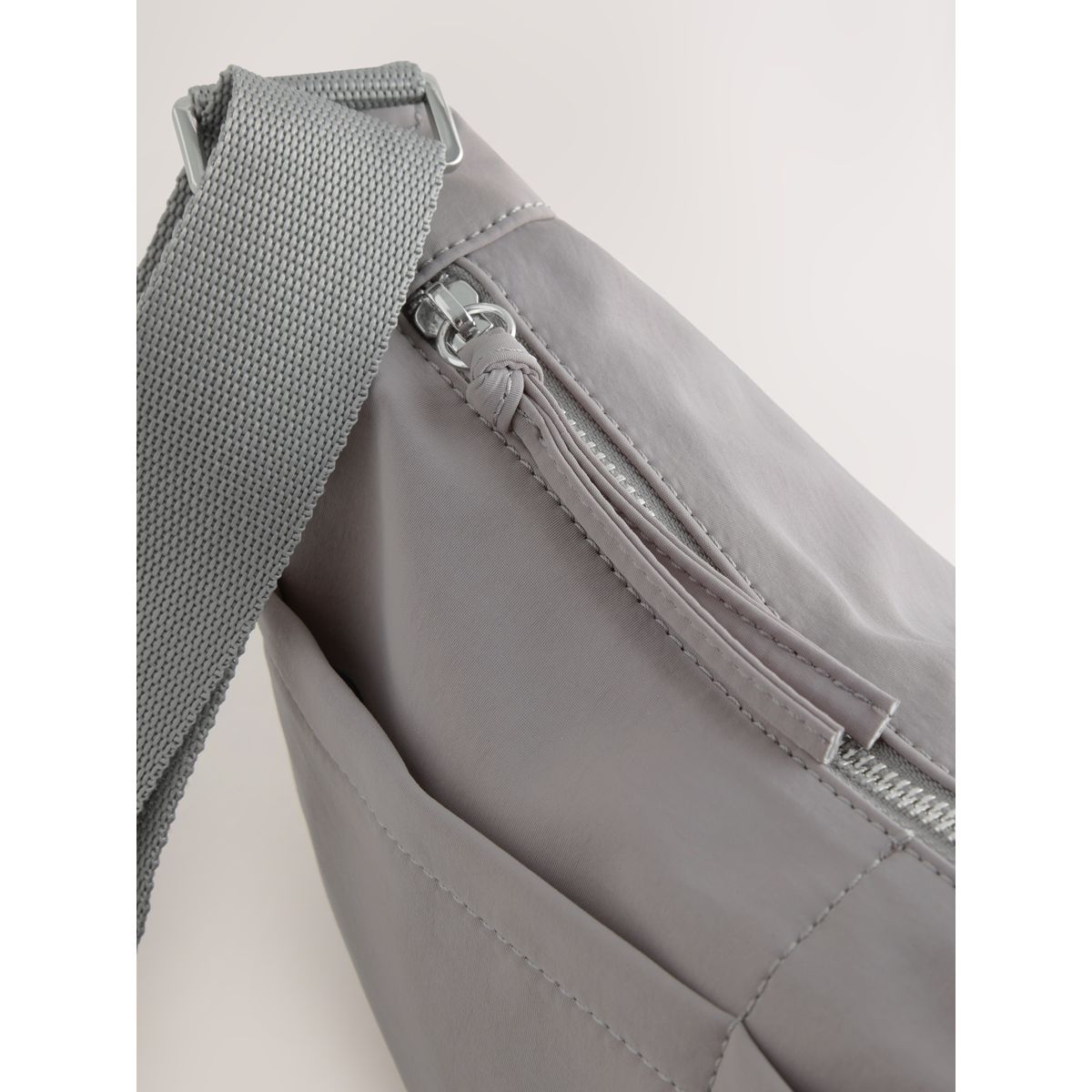Sac bandoulière en nylon gris, NEXT