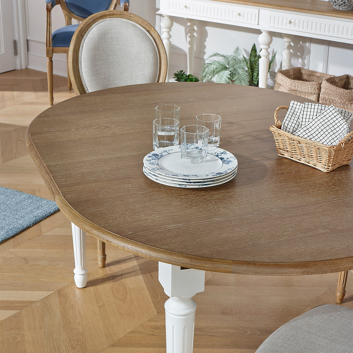 Table ronde en chêne 1 rallonge 4/6 couverts ARLINGTON blanc, ROBIN DES BOIS