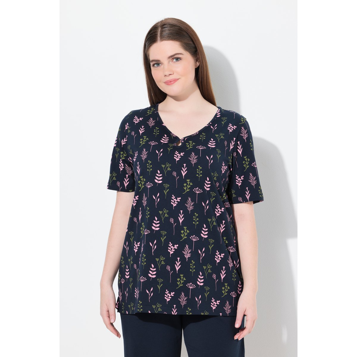 T-shirt de pyjama en coton bio. Col en V marine, ULLA POPKEN