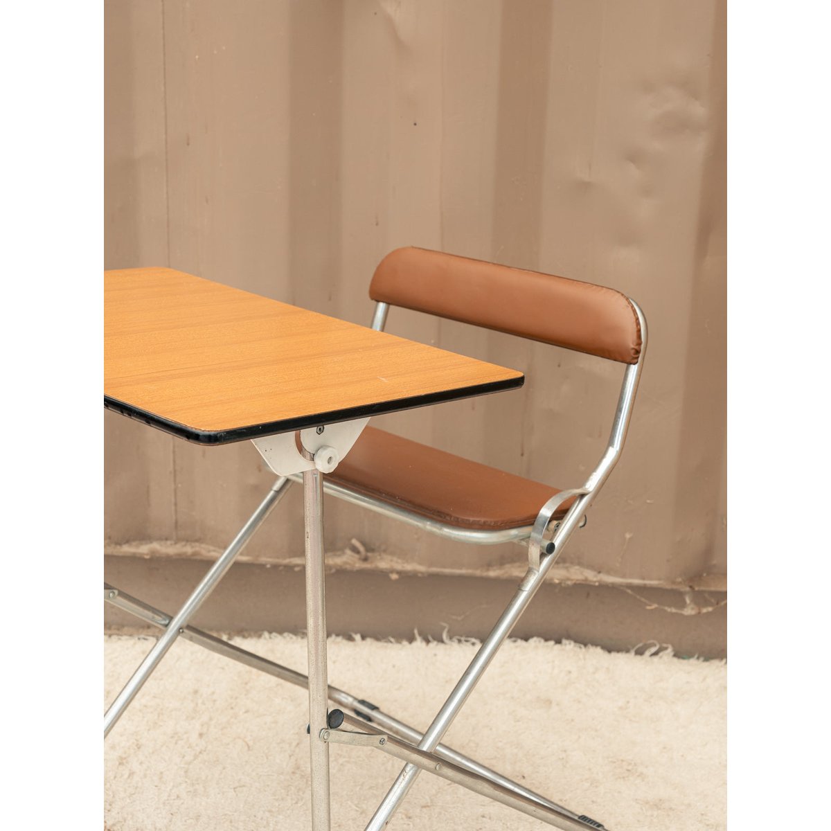Bureau et chaise pour enfant chromé Yvan N°576 - Bon état bois foncé, DEBONGOUT