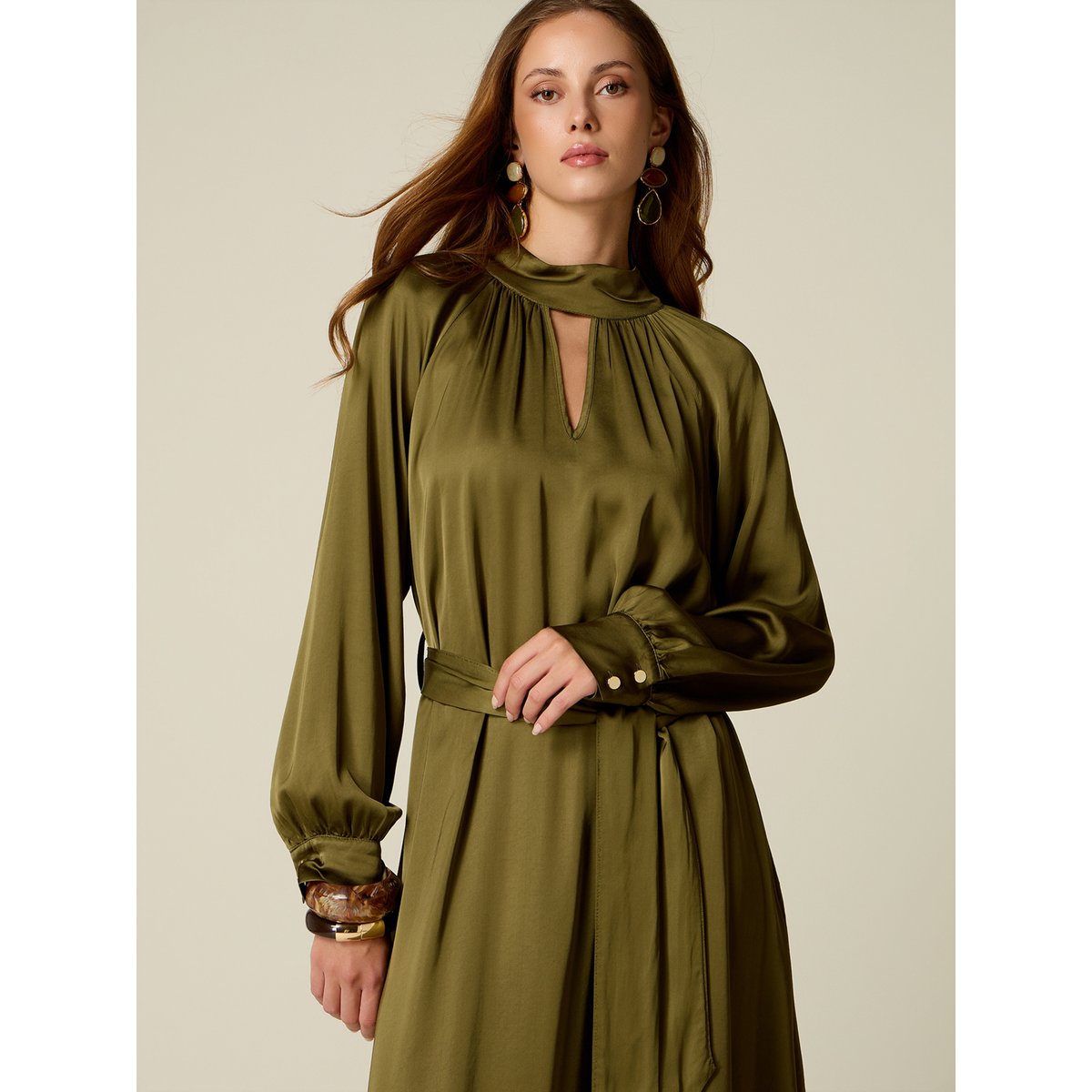 Robe avec ceinture verde militare, OLTRE