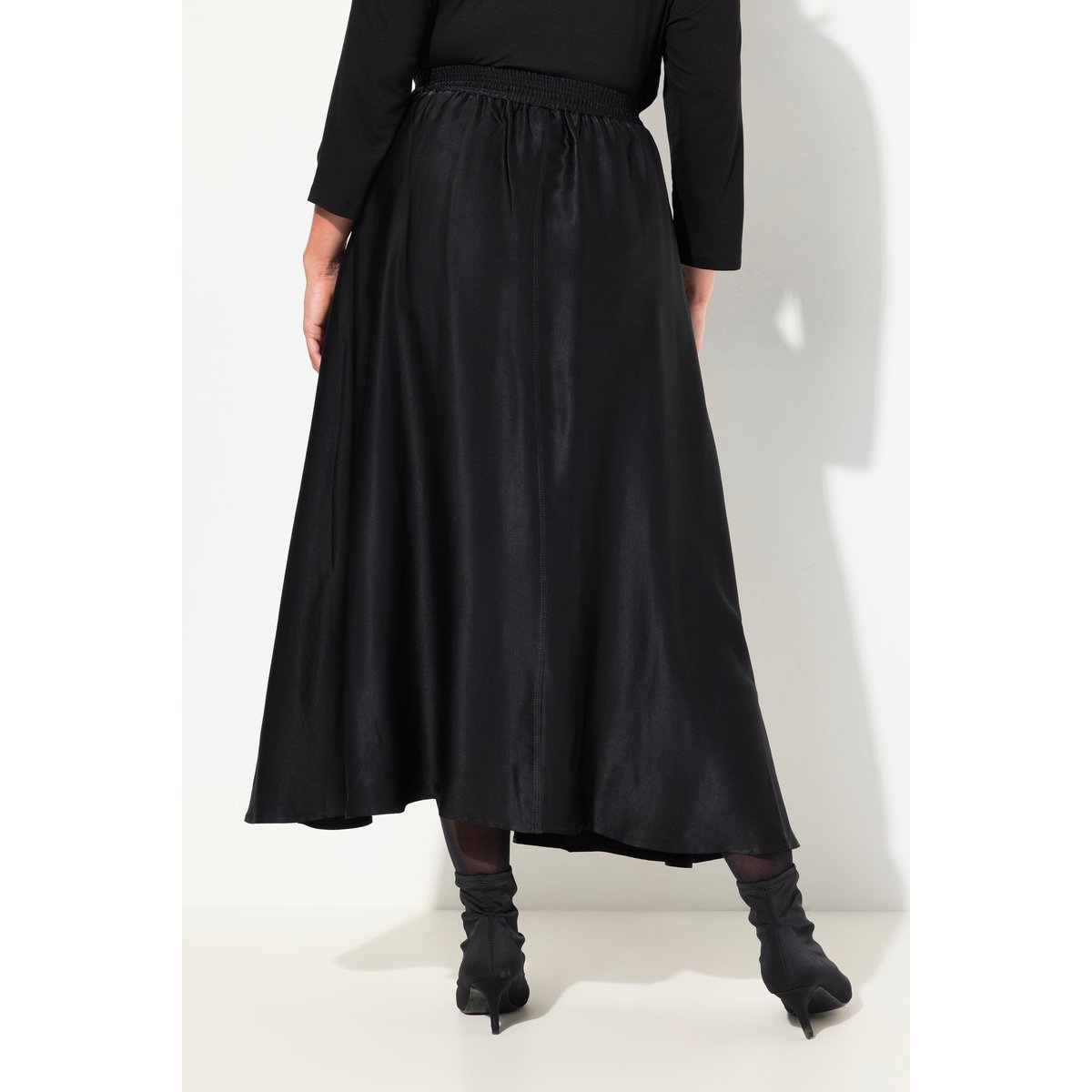 Jupe midi en satin, silhouette en A noir, ULLA POPKEN