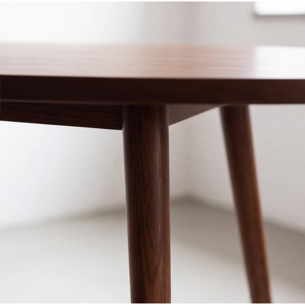 Table à manger en bois de manguier AYKO bois foncé, MADE IN MEUBLES 