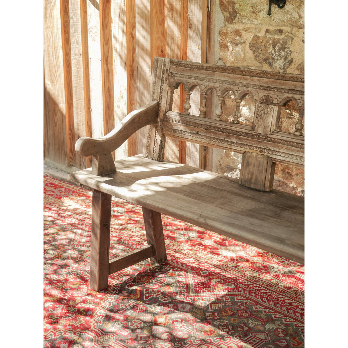 Grand banc aux arcades sculptées Antoine N°526 - Bon état bois clair, DEBONGOUT
