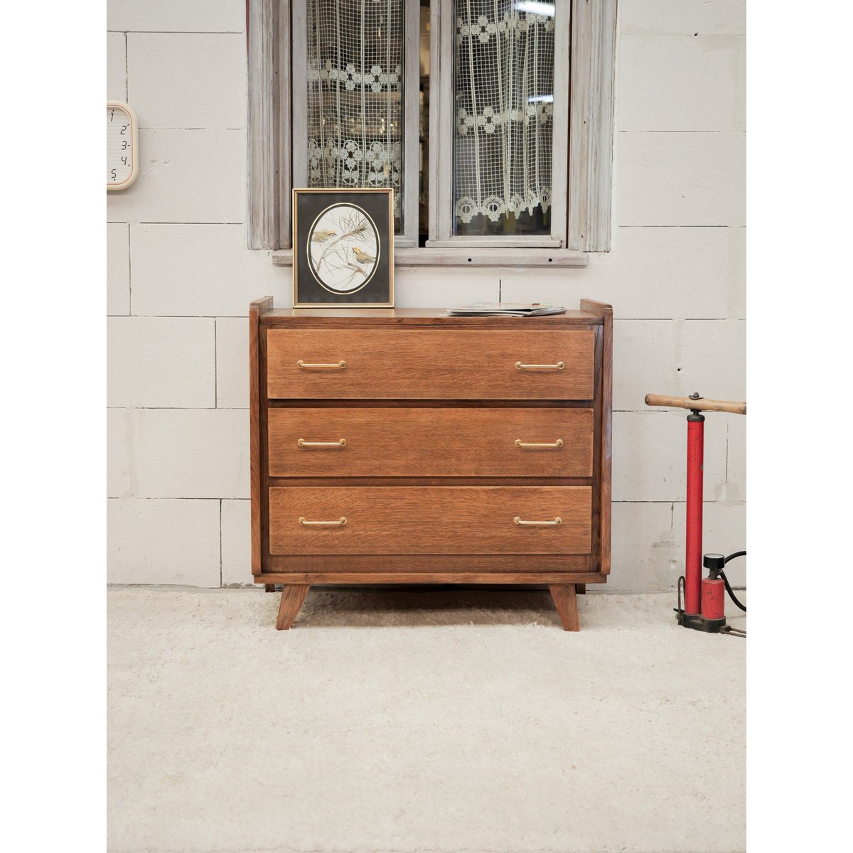 Commode aux poignées dorées Olga N°1094 - Bon état bois clair, DEBONGOUT