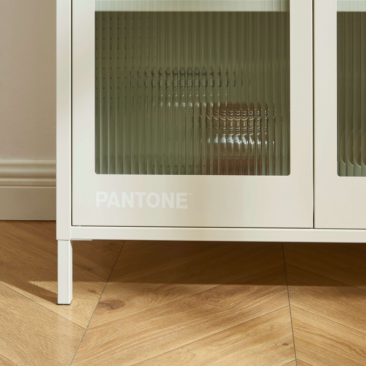 Vaisselier en acier beige sable, PANTONE