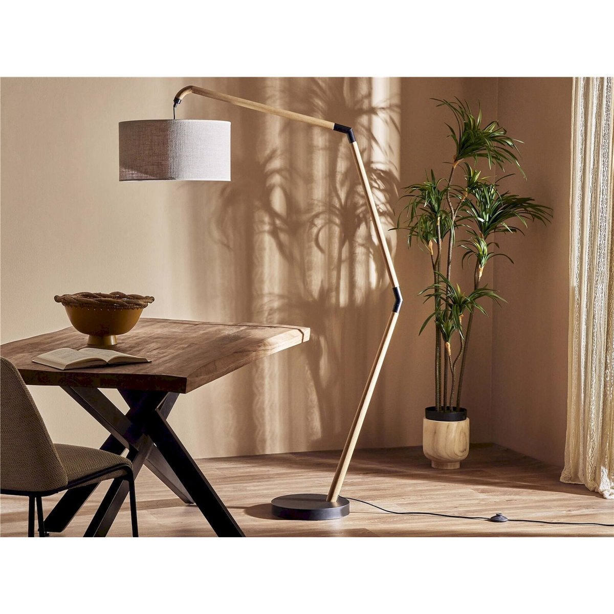 Lampadaire rond en bois avec abat jour beige naturel et bois clair, RECOLLECTION