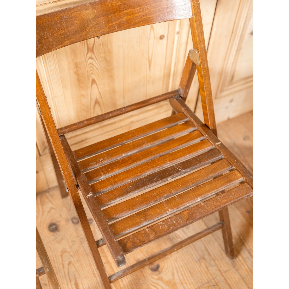 Lot de 4 chaises pliantes en bois Claude N°1462 - Bon état bois foncé, DEBONGOUT