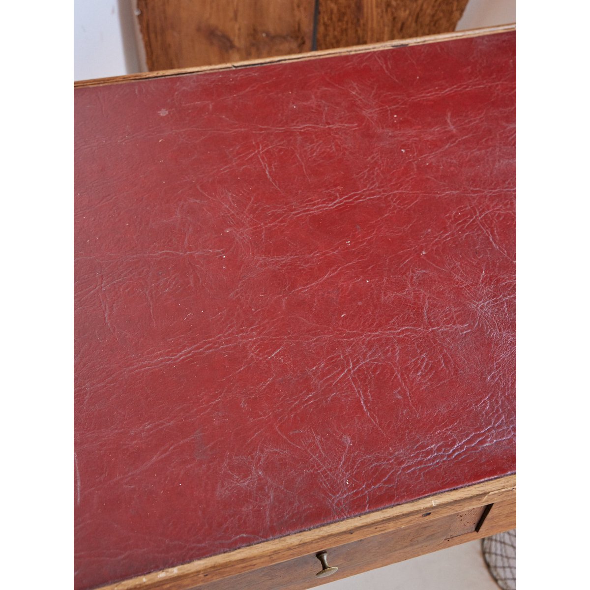 Bureau vintage en noyer Edouard N°1035 - Bon état bois foncé, DEBONGOUT