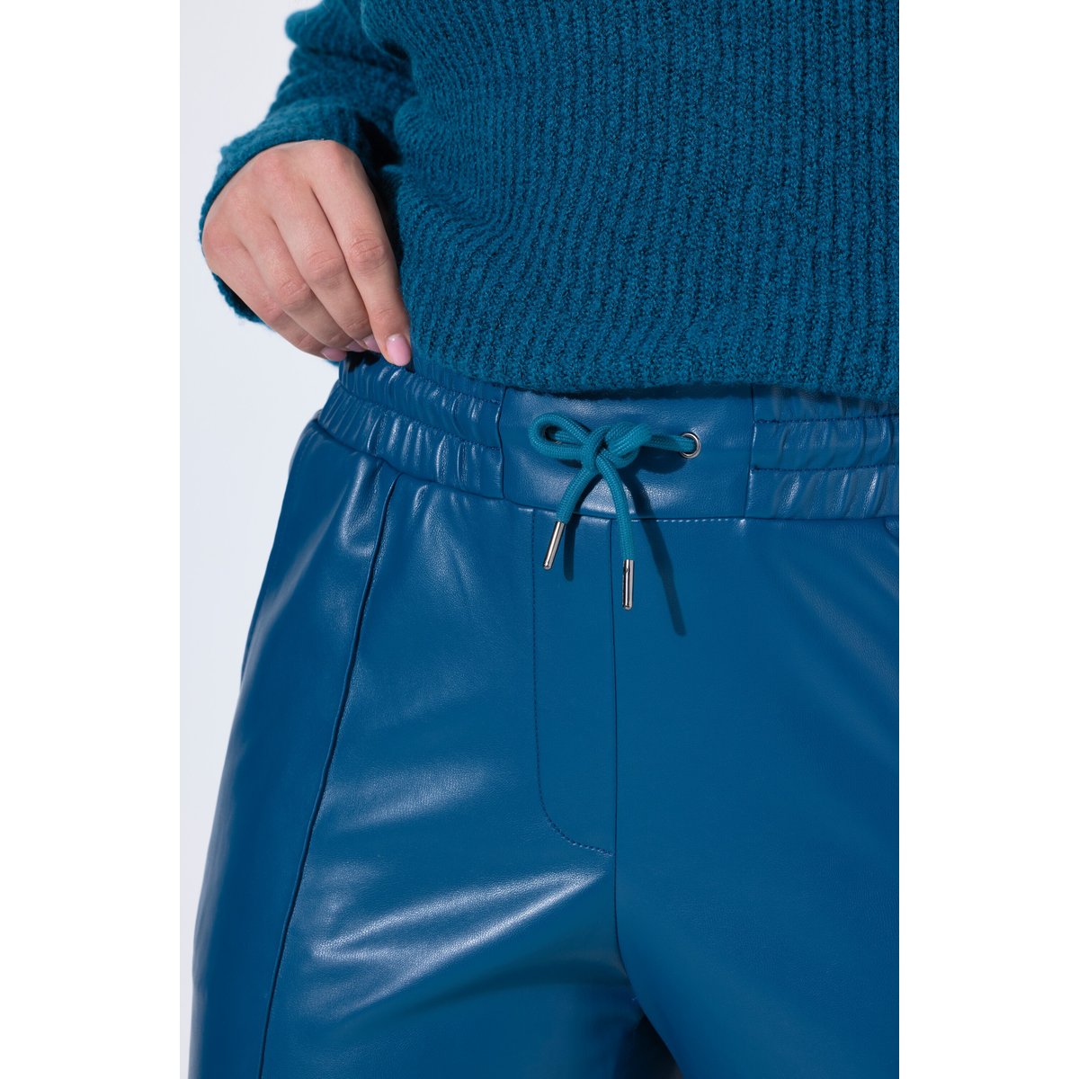 Pantalon 7/8 en similicuir. Passepoils et bleu pétrole, ULLA POPKEN