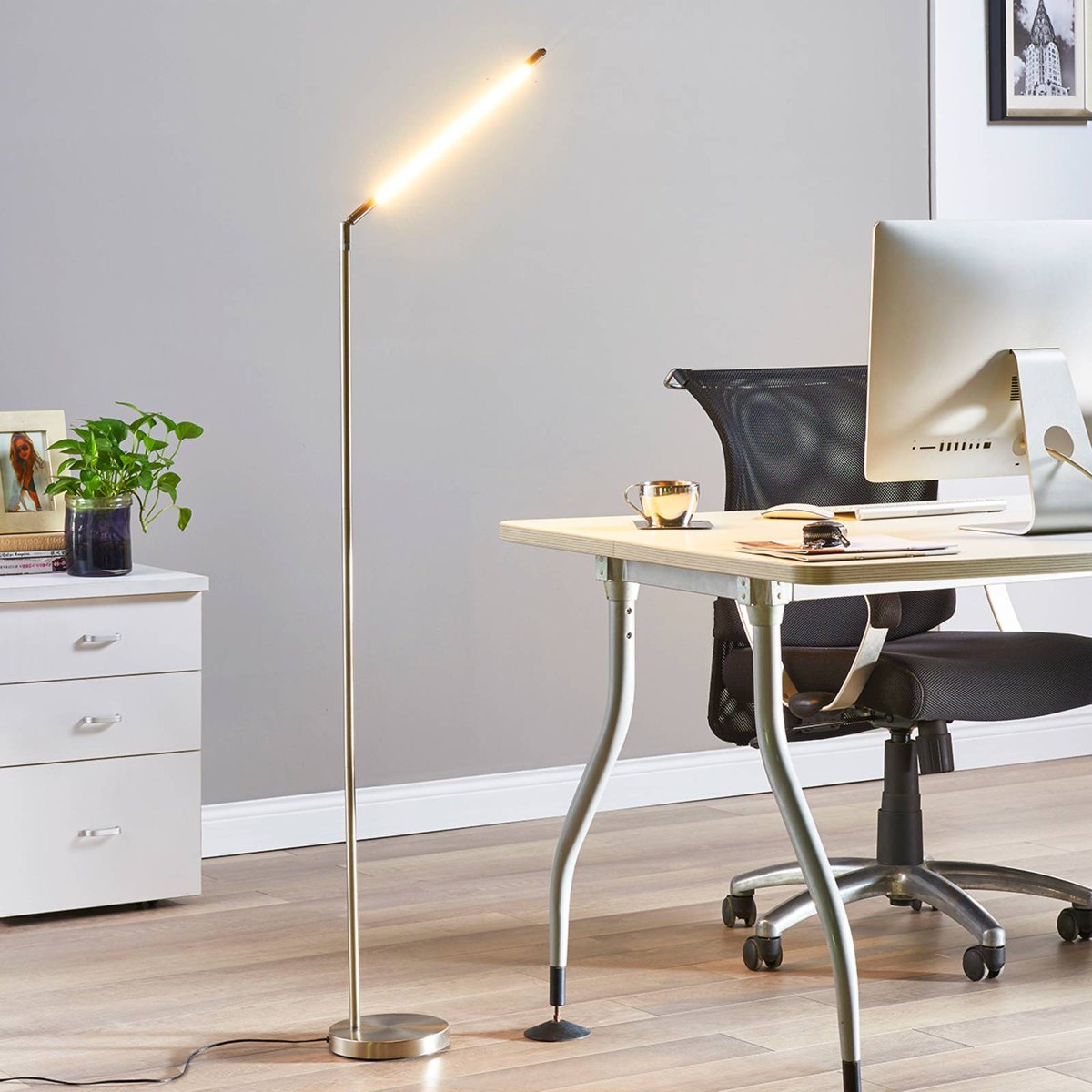 Lampadaire en métal moderneLED, Jabbo nickel satiné, LINDBY