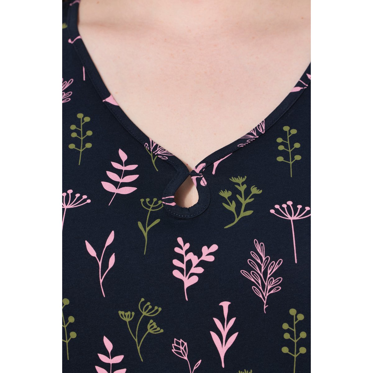 T-shirt de pyjama en coton bio. Col en V marine, ULLA POPKEN